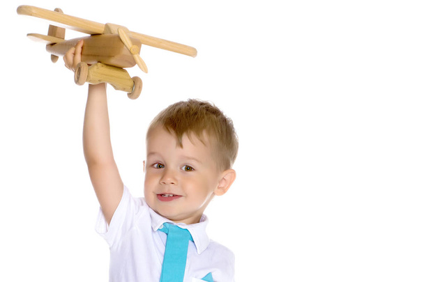 Petit garçon jouant avec un avion en bois - Photo, image