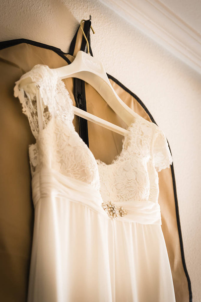 Un vestido de novia en el día de la boda
 - Foto, imagen