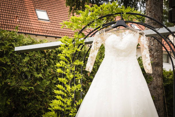 Um vestido de noiva no dia do casamento
 - Foto, Imagem