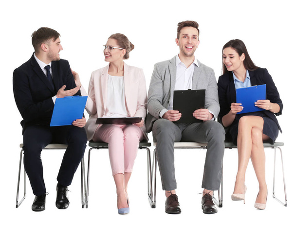 Grupo de pessoas à espera de entrevista de emprego em fundo branco
 - Foto, Imagem