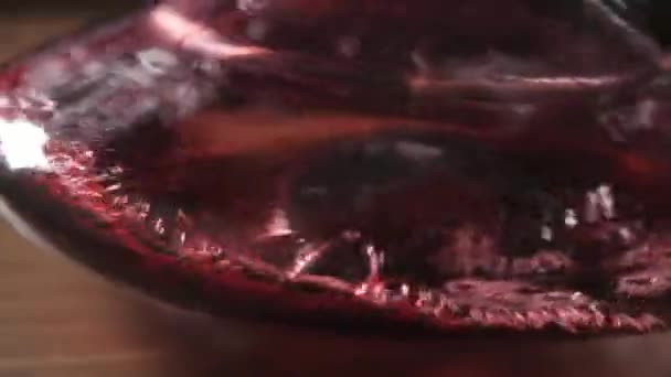 Rode wijn in karaf gegoten op restaurant achtergrond. mixen met zuurstof - Video