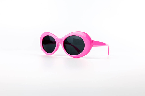 lunettes de soleil roses sur fond blanc - Photo, image