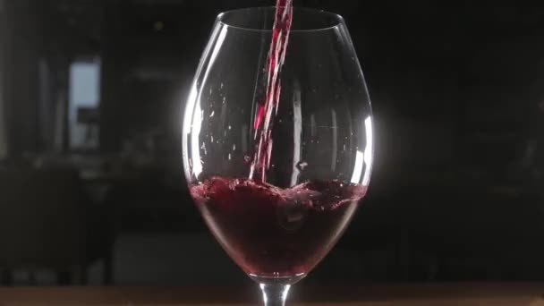 Barkeeper schenkt Rotwein in Glas aus großem transparenten Gefäß ein - Filmmaterial, Video
