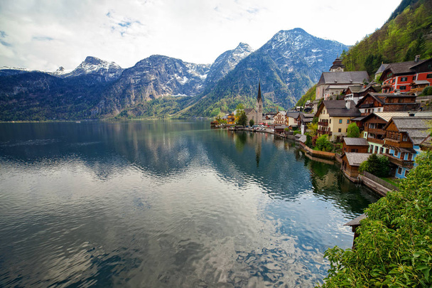 Hallstatt: μικρό γραφικό χωριό που βρίσκεται στη λίμνη Hallstaetter, Αυστρία, Άνω Αυστρία.  - Φωτογραφία, εικόνα