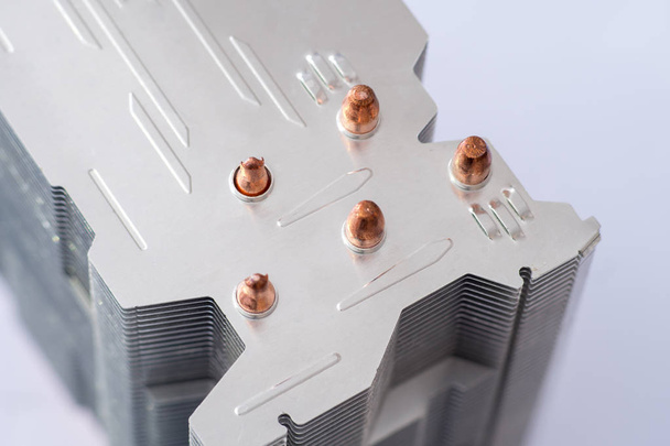 Radiateur en aluminium avec caloduc en cuivre gros plan avec beau bokeh Concept de refroidissement par air du processeur central d'un ordinateur
 - Photo, image