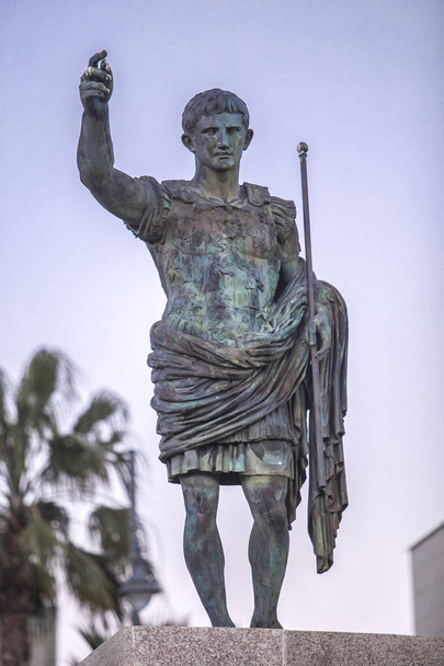 Réplique de la statue d'Auguste de Prima Porta au crépuscule. Merida, Espagne
 - Photo, image