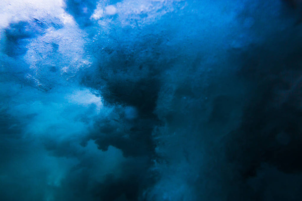 Wave underwater. Blue ocean in underwater - Fotoğraf, Görsel