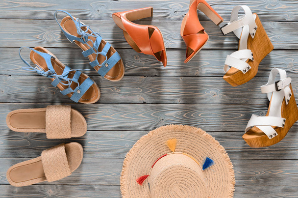 Набор женской обуви (клинья, каблуки и плоские сандалии) на сером ву
 - Фото, изображение