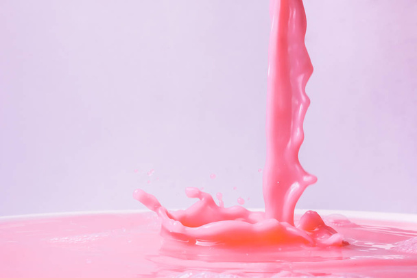 Csobbanás a strawberry tej az üveg - Fotó, kép
