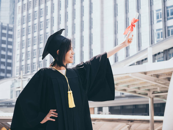 Giorno della laurea, donna asiatica con tappo di laurea e abito possesso del diploma, concetto di successo
 - Foto, immagini