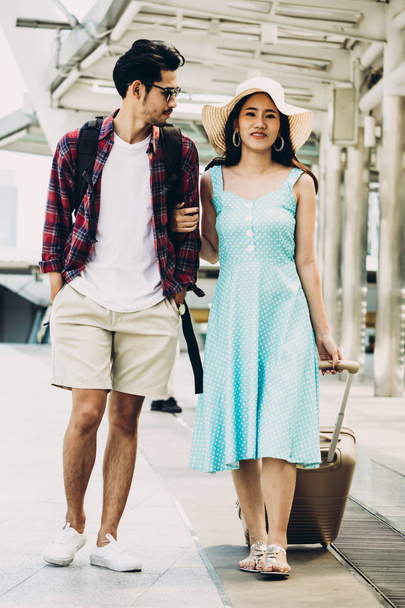 Pareja de viajeros asiáticos están caminando y disfrutando de vacaciones en la calle de la ciudad. Concepto de viaje
 - Foto, imagen