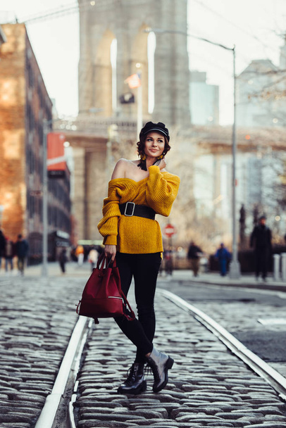 Красивая счастливая молодая модная женщина путешествует по Нью-Йорку с рюкзаком. Концепция туристических путешествий
. - Фото, изображение
