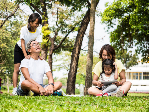 Мероприятия в семье, дедушка, мать и дочь отдыхают в парке после физических упражнений
 - Фото, изображение