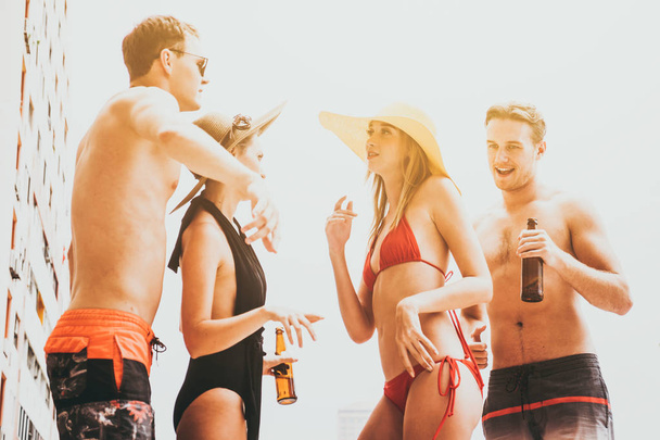 Grupa przyjaciół ciesząc się urlop w okresie letnim. Młodych ludzi zabawy taneczne party basen - Zdjęcie, obraz