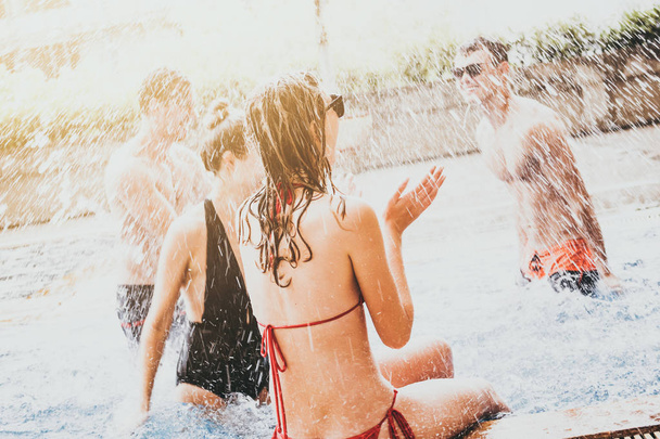 Groupe d'amis profitant de vacances en été. Les jeunes s'amusent dans la piscine
 - Photo, image