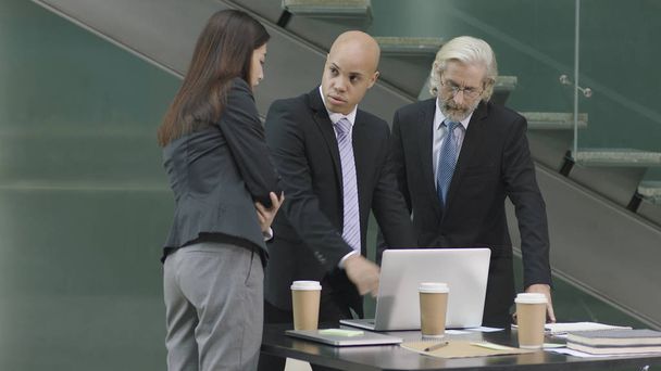встреча трех руководителей корпораций в современном офисе
 - Фото, изображение