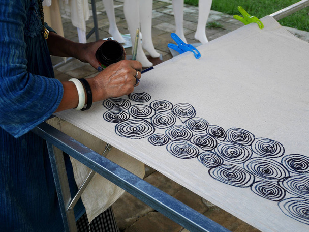 Las mujeres tailandesas crean y hacen batik tie tinte proceso de pintura y dra
 - Foto, Imagen