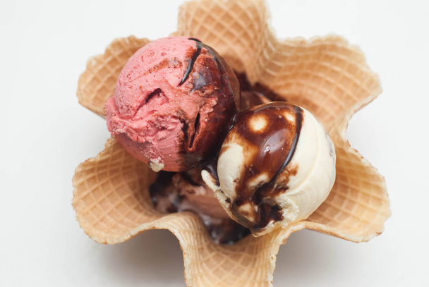 Fruit and Vaniila Ice Cream in Waffle Cup. Isoalted em fundo branco. Summer Iceacrea. Vista superior
. - Foto, Imagem