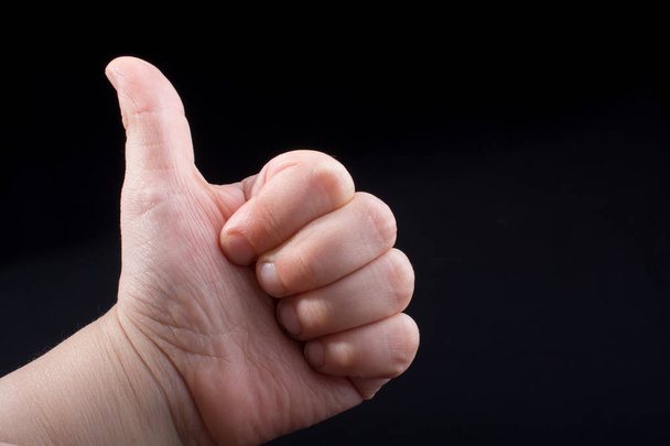 Рука закрита для жесту кулака в чорному
 - Фото, зображення