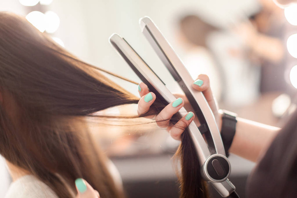 Hairdresser does hair style of woman - Valokuva, kuva