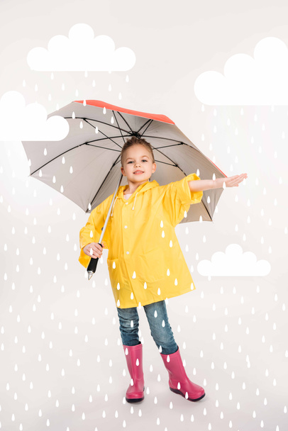 niño bonito en botas de goma, impermeable amarillo con paraguas, tiempo lluvioso
 - Foto, Imagen