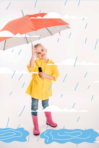 Маленький ребенок в жёлтом дождевике с зонтиком, дождливой погодой и лужами.
 - Фото, изображение