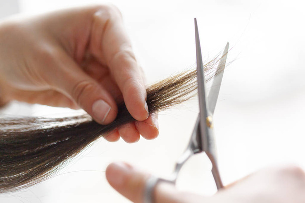 Woman does a haircut in salon - Zdjęcie, obraz