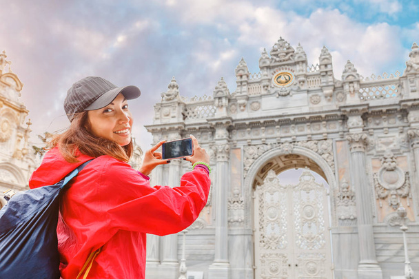 Femme touristique prenant des photos sur son smartphone à la porte d'entrée principale du Palais Dolmabahce
 - Photo, image