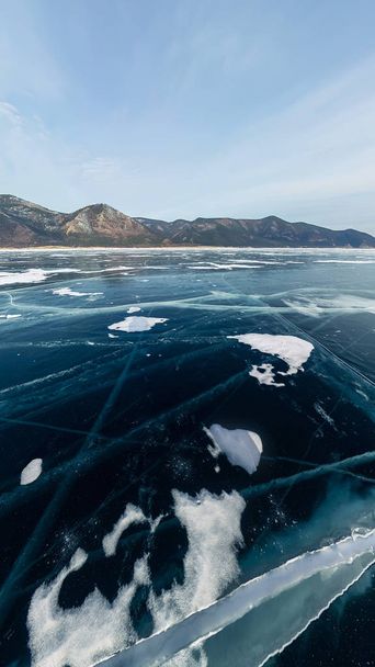 Panorama fissures sur la glace bleue du lac Baïkal d'Olkhon
. - Photo, image