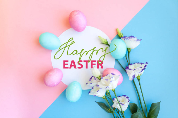 Easter eggs and spring flowers narcissi on blue background - Foto, Imagem
