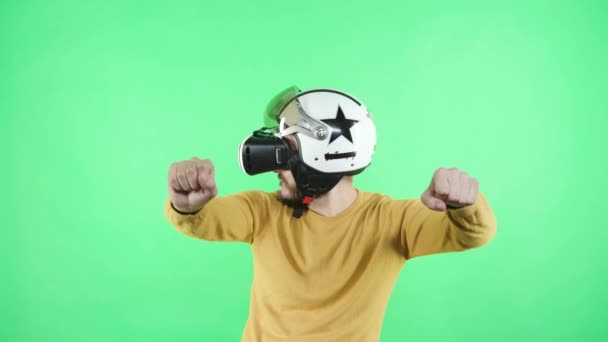 Mies pelaa virtuaalitodellisuus kuulokkeet ja kypärä
 - Materiaali, video