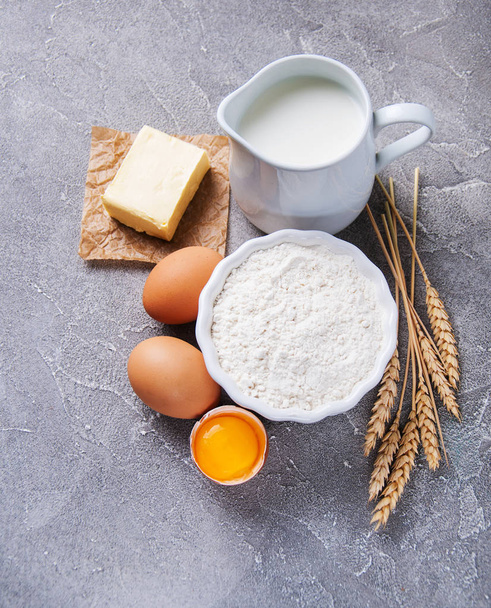 Ingredientes para hornear: harina y huevos
 - Foto, imagen