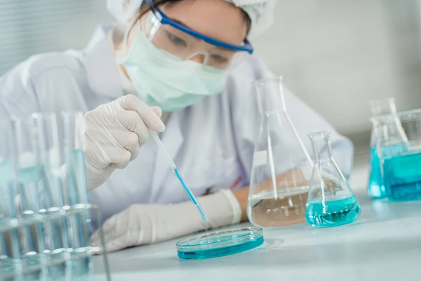 kobieta naukowiec analizy próbki w laboratorium - Zdjęcie, obraz