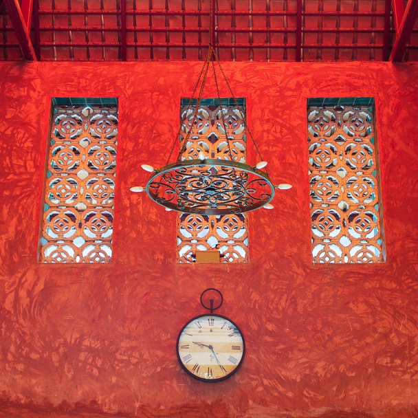годинник на червоній скульптурі текстури стіни
 - Фото, зображення