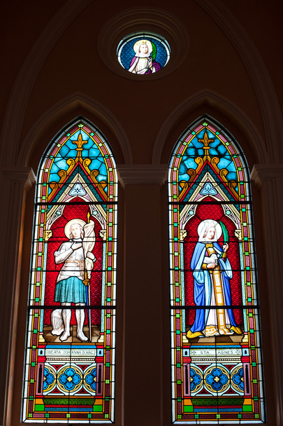 Vidrios pintados de santos en la Iglesia Católica Romana en Chanthaburi, Tailandia
 - Foto, Imagen