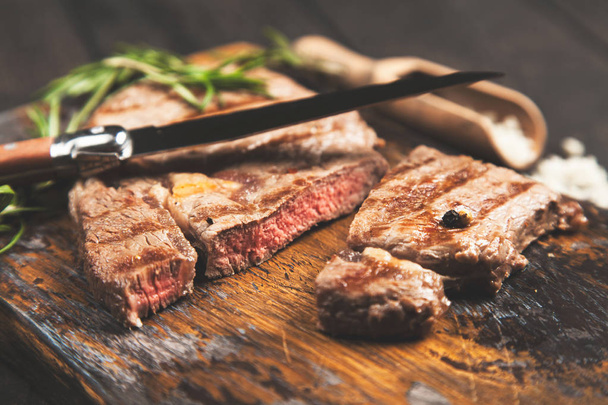 steak grillé sur planche à découper en bois - Photo, image