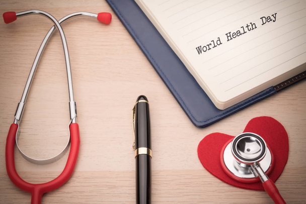stetoskop a červený symbol srdce, zdravotnictví a medicíně, zdravé a pojišťovnictví, koncepce den svět zdraví - Fotografie, Obrázek