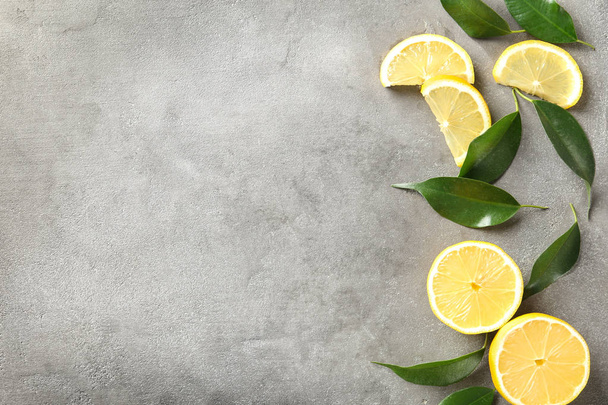 Limões maduros sobre fundo cinzento. Citrinos frescos
 - Foto, Imagem