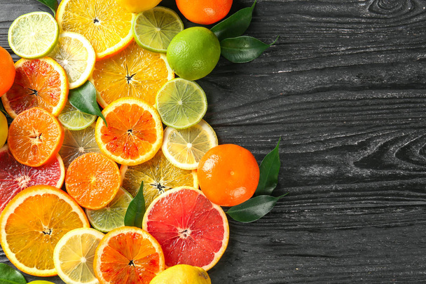 Plátky citrusové plody na dřevěné pozadí - Fotografie, Obrázek