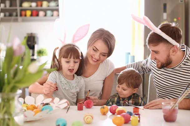 Aile tablo Easter eggs masada birlikte - Fotoğraf, Görsel