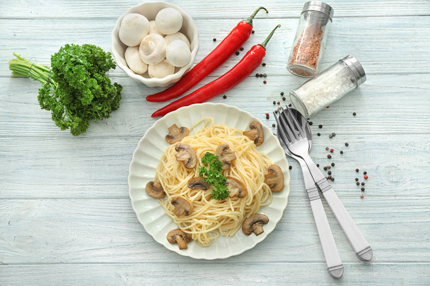 Piatto di deliziosa pasta con funghi in tavola
 - Foto, immagini