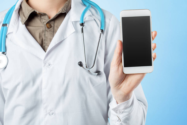 telefon komórkowy w rękach lekarza - Zdjęcie, obraz