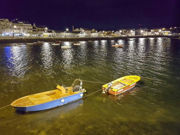 Якорные рыбацкие лодки в гавани Сюфре на острове Аруса ночью
 - Фото, изображение