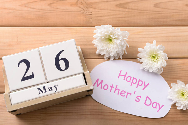 Ημερολόγιο με την ημερομηνία από την ημέρα της μητέρας πολωνική σε φόντο ξύλινη - Φωτογραφία, εικόνα