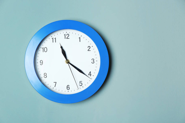 Modern saat renk duvar. Zaman yönetimi kavramı - Fotoğraf, Görsel