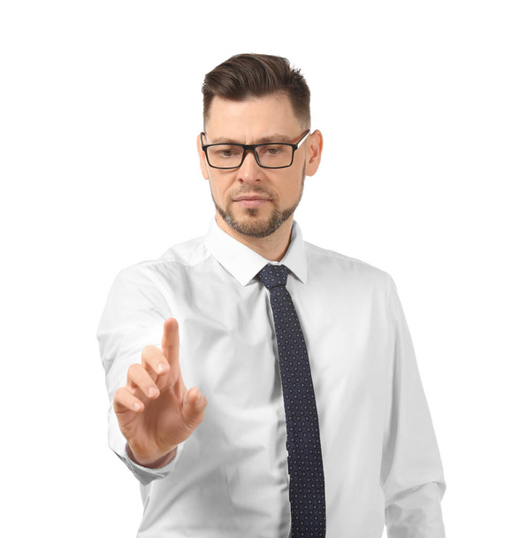 Jeune homme d'affaires utilisant écran virtuel sur fond blanc - Photo, image