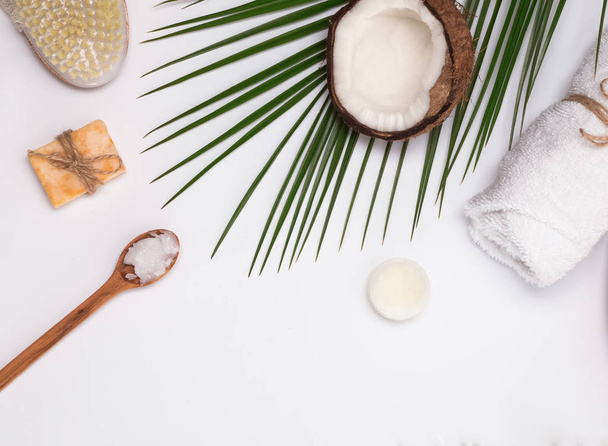 Body care producs, coconut and green leaves.  - 写真・画像
