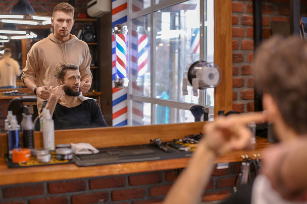 Barbiere professionista che lavora con il cliente nel salone di parrucchiere
 - Foto, immagini