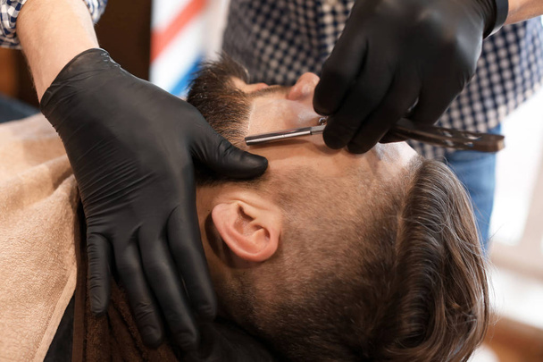Peluquería profesional trabajando con el cliente en peluquería
 - Foto, imagen