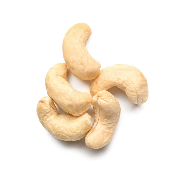 lekkere cashewnoten op witte achtergrond - Foto, afbeelding